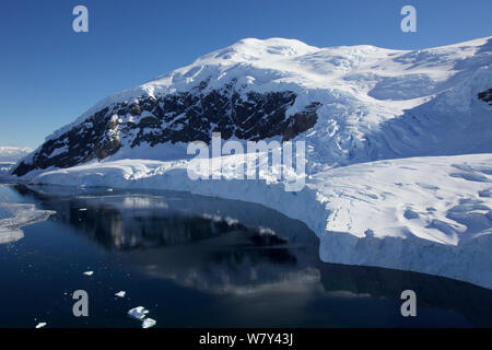 Gletscher treffen das Meer in Neko Harbour, Andvord Bay, Antarktis, Februar 2011. Stockfoto