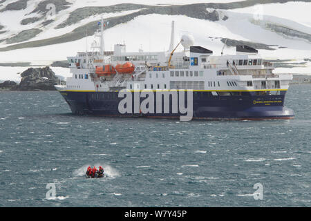 Zodiac Boot Touristen zurück zu Das Expeditionsschiff&#39; National Geographic Explorer &#39; über eine rauhe See in der Bucht von Half Moon Island, South Shetland Inseln Gruppe, Antarktis, Februar 2011. Stockfoto