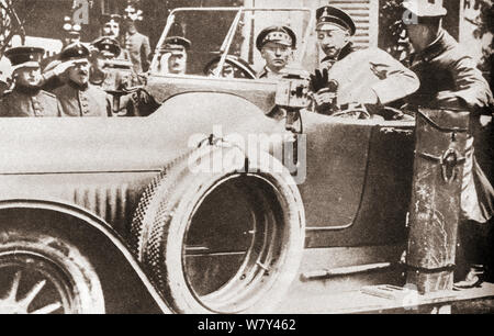 Wilhelm, Deutscher Kronprinz, 1882 - 1951, hier in seinem Auto auf einer Französischen Straße von Deutschen während des Ersten Weltkrieges besetzten gesehen. Aus dem Festzug des Jahrhunderts, veröffentlicht 1934. Stockfoto