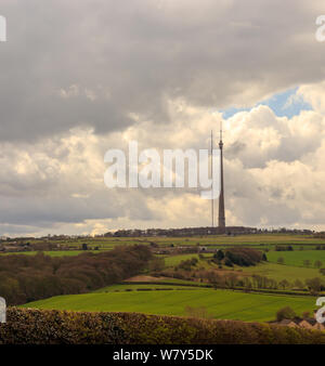 Blick auf Emley Moor fernsehen Mast und seine vorübergehende Turm während der Renovierungsarbeiten Stockfoto