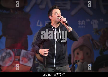 Pierre Bouvier des Kanadischen Rock Band Simple Plan führt während einer Pressekonferenz das neue moive nowtime" in Peking, China zu fördern, 4. März 2017. Stockfoto