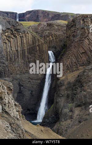 Litlanesfoss fallen durch spektakuläre Basaltsäulen, Strom der Hengifoss, die in der Ferne sehen kann. Hengifoss, East Island, Island. August. Stockfoto