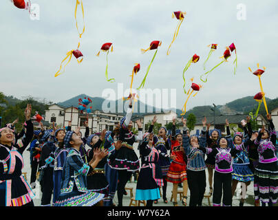 ------ Chinesische Volk der Bouyei ethnische Gruppe, die traditionelle Kostüme feiern eine Folk Festival im Wangmo County, Qianxinan Buyei und Miao Auto Stockfoto