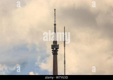 Blick auf Emley Moor fernsehen Mast und seine vorübergehende Turm während der Renovierungsarbeiten Stockfoto