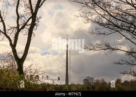 Blick auf Emley Moor fernsehen Mast und seine vorübergehende Turm während der Renovierungsarbeiten Stockfoto