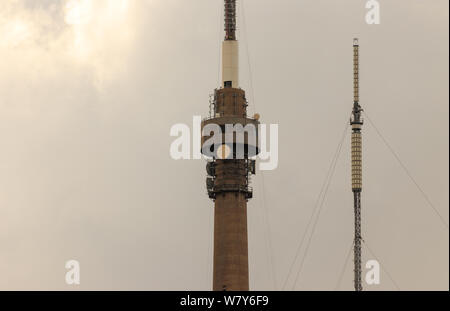 Blick auf Emley Moor fernsehen Mast und seine vorübergehende Turm während der Renovierungsarbeiten Stockfoto