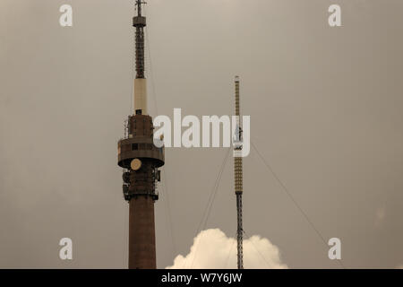 Blick auf Emley Moor fernsehen Mast und seine vorübergehende Turm während der Renovierungsarbeiten Stockfoto