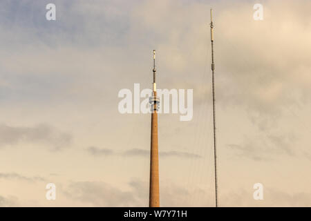 Blick auf Emley Moor fernsehen Mast und seine vorübergehende Turm während der Renovierungsarbeiten Stockfoto