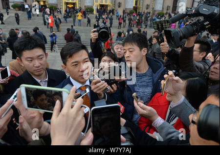 Robin Li Yanhong, Mitte, Vorsitzender und CEO von Baidu, ist von den Reportern umgeben, wie er in der Großen Halle des Volkes kommt die Öffnung ce zu besuchen Stockfoto