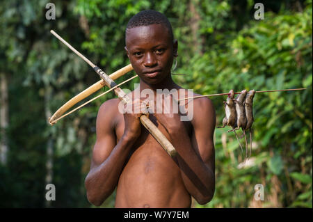 Junge mit hausgemachten Armbrust verwendet Ratten zu schießen. Odzala-Kokoua Mbomo, Nationalpark, Republik Kongo (Brazzaville), Afrika, Juni 2013. Stockfoto