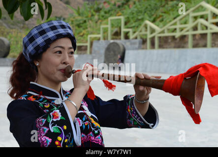 ------ Chinesische Volk der Bouyei ethnische Gruppe das Tragen der Tracht feiert einen Folk Festival im Wangmo County, Qianxinan Buyei und Miao Auto Stockfoto
