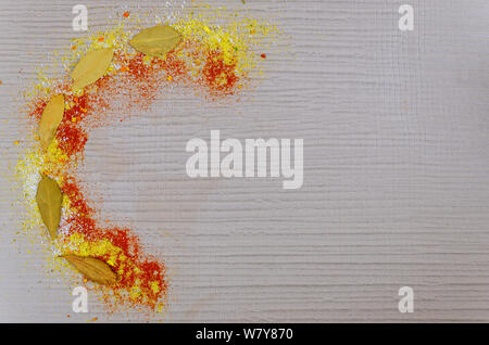 Art der Gewürze und Lorbeerblatt auf weißem Hintergrund. Essen Konzept. Stockfoto