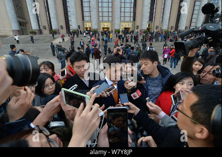 Robin Li Yanhong, Mitte, Vorsitzender und CEO von Baidu, ist von den Reportern umgeben, wie er in der Großen Halle des Volkes kommt die Öffnung ce zu besuchen Stockfoto