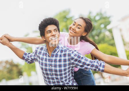 Glückliches junges paar Spaß und um gemeinsam täuschen im Freien Stockfoto