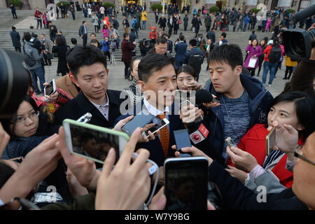 Robin Li Yanhong, Mitte, Vorsitzender und CEO von Baidu, ist von den Reportern umgeben, wie er in der Großen Halle des Volkes kommt die Öffnung ce zu besuchen Stockfoto