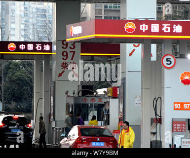 ---- Blick auf eine Tankstelle von PetroChina, eine Tochtergesellschaft der CNPC (China National Petroleum Corporation) in Chongqing, China, 11. Mai 2016. PetroChi Stockfoto