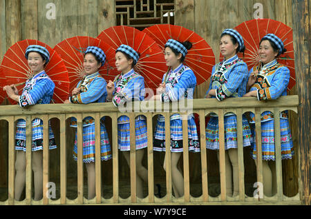 ------ Chinesische Volk der Bouyei ethnische Gruppe, die traditionelle Kostüme feiern eine Folk Festival im Wangmo County, Qianxinan Buyei und Miao Auto Stockfoto