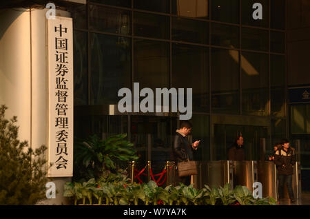 ---- Leute besuchen das Hauptquartier der China Securities Regulatory Commission (CSRC) in Peking, China, 25. Januar 2017. Die China Securities re Stockfoto