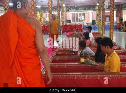 Nonthaburi, Thailand. 5 Aug, 2019. Thais Menschen gesehen in Särgen im Wat Takien Tempel in der Provinz Nonthaburi beten, am Stadtrand von Bangkok. Hunderte gläubige Buddhisten zahlen eine geringe Gebühr in rosa Särge liegen um 9:00 und 13:00 Uhr jeden Tag während der ungewöhnliche tägliche Auferstehung Service, dass Sie glauben, dass Sie Pech waschen und das Leben zu verlängern. Credit: chaiwat Subprasom/SOPA Images/ZUMA Draht/Alamy leben Nachrichten Stockfoto