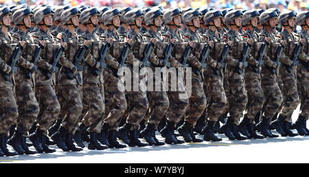 ---- Chinese PLA (Volksbefreiungsarmee) Soldaten marschieren hinter den Tian'anmen Podium während der militärparade die 70Th anniversa zu gedenken. Stockfoto