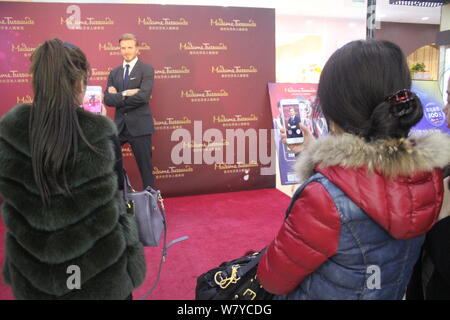 Chinesische Einheimische nehmen Fotos der Wachsfigur des Englischen Fußball-Star David Beckham von einem Juwelier aus der Madame Tussauds Chongqing attr gemietet Stockfoto