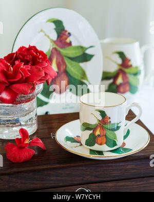 Kaffeetasse aus jamaikanischen Jenny's Mein akki Sammlung mit Blumen Stockfoto