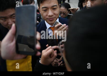 Robin Li Yanhong, Mitte, Vorsitzender und CEO von Baidu, ist von den Reportern umgeben, wie er in der Großen Halle des Volkes kommt die Öffnung ce zu besuchen Stockfoto