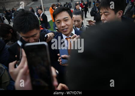 Robin Li Yanhong, Mitte, Vorsitzender und CEO von Baidu, ist von den Reportern umgeben, wie er in der Großen Halle des Volkes kommt die Öffnung ce zu besuchen Stockfoto