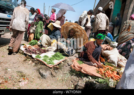 Leute, Verkauf von lokalen Produkten in einer belebten Straße von Addis Merkato, das große Open-Air-Markt in der Addis Ketema Bezirk von Addis Abeba, Äthiopien. Februar 2009 Stockfoto