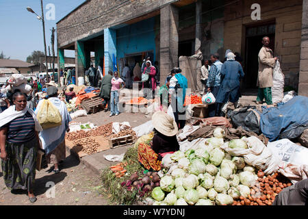 Leute, Verkauf von lokalen Produkten in einer belebten Straße von Addis Merkato, das große Open-Air-Markt in der Addis Ketema Bezirk von Addis Abeba, Äthiopien. Februar 2009 Stockfoto