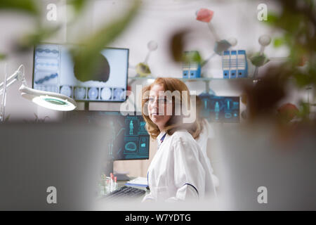 Portrait von Frau mittleren Alters in einer Anlage Labor. Mikrobiologische Labor. Die Qualitätskontrolle. Stockfoto