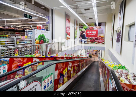 Innenansicht eines Lotte Mart der Lotte Group in Shanghai, China, 21. März 2017. Nach ihrer Entscheidung zu ignorieren Warnung aus Peking und Hand über Stockfoto