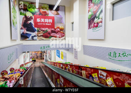 Innenansicht eines Lotte Mart der Lotte Group in Shanghai, China, 21. März 2017. Nach ihrer Entscheidung zu ignorieren Warnung aus Peking und Hand über Stockfoto