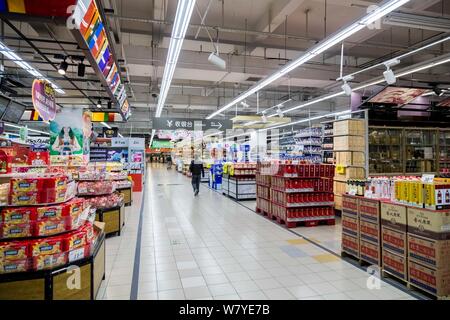 Ein Kunde Geschäfte in einem fast leeren Lotte Mart der Lotte Group in Shanghai, China, 21. März 2017. Nach ihrer Entscheidung zu ignorieren Warnung von beiji Stockfoto