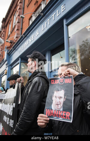 Osborne & Little, 304 King's Road, London, UK. 25. November 2015. Eine kleine Versammlung der Mitglieder der antikapitalistischen Protest Gruppe Klasse Krieg attem Stockfoto