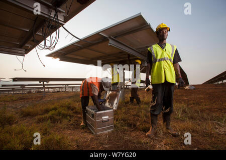 Techniker installieren von Panels in Ostafrika&#39;s größten Solarparks, sich nach Rwamagana Bezirk, Ruanda. Juli 2014. Stockfoto