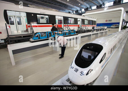 ---- Ein Besucher schaut sich das Trainieren eines Modells auf dem Display am Stand von Crrc während einer Ausstellung in Changchun City, North East China in der Provinz Jilin, 14. Stockfoto