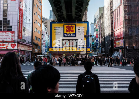 Fußgänger warten eine Straße im Stadtteil Akihabara in Tokio, Japan Stockfoto