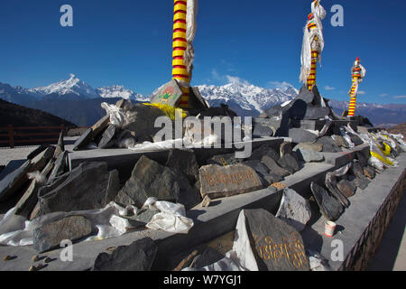 Mani Steine (mit Mantras) Lantsang Mekong Fluss, Berg Kawakarpo, Meri Snow Mountain National Park, Provinz Yunnan, China, Januar 2014. Stockfoto