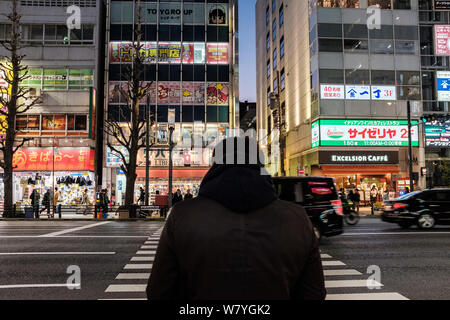 Fußgänger warten eine Straße im Stadtteil Akihabara in Tokio, Japan Stockfoto