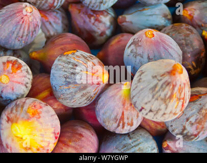 Frische reife Feigen als Hintergrund, Ansicht von oben. Tropische Früchte. Vor kurzem geernteten Feigen bereit zum Verkauf an den Markt zu gehen. Stockfoto