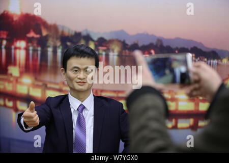 Ein Besucher nimmt Fotos einer Wachsfigur von Jack Ma oder Ma Yun, Vorsitzender der Chinesischen e-commerce Riese Alibaba Group, auf dem Display während einer Ausstellung in Sh Stockfoto