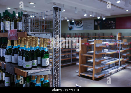 Blick auf leere Regale an der Flagship Store von Marks & Spencer auf der Huaihai Road in Shanghai, China, 15. März 2017. Marks & Spencer, der britische hohe Stockfoto