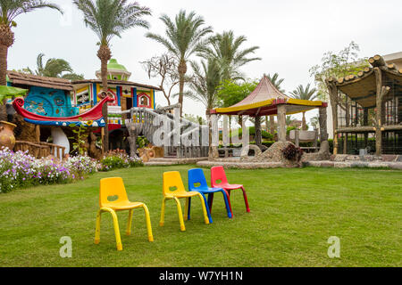 Hurghada, Ägypten bis zum 15. April 2019: Die Kinder Garten mit bunten Stühlen und Blumen im Hotel Seagull Beach Resort Stockfoto