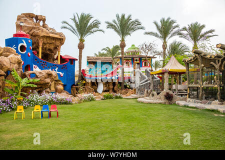 Hurghada, Ägypten bis zum 15. April 2019: Die Kinder Garten mit Stühlen und Blumen im Hotel Seagull Beach Resort Stockfoto