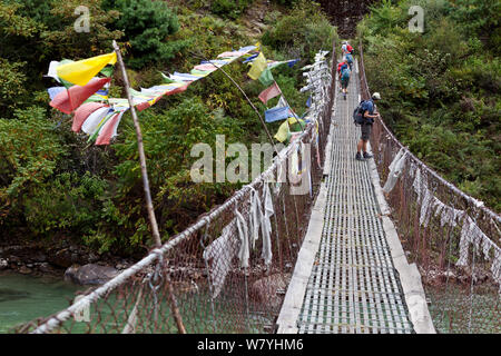 Wanderer das Paro Fluss überqueren auf dem jhomolhari Trek. Bhutan, Oktober 2014. Model Released. Stockfoto