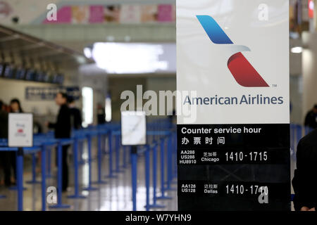 ---- Repräsentant der American Airlines ist am Internationalen Flughafen Shanghai Pudong in Shanghai, China, 29. Januar 2015. American Airl Stockfoto