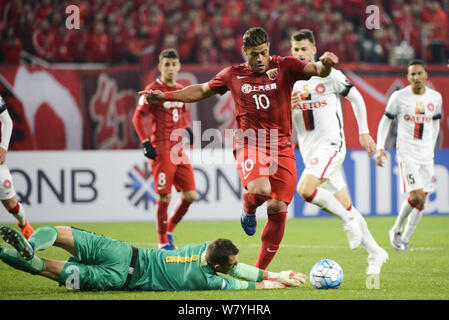 Brasilianischen Fußball-Star Givanildo Vieira de Sousa, Mitte, besser bekannt als Hulk, der von China Shanghai SIPG, Herausforderungen Jerrad Tyson von Australiens Westen Stockfoto