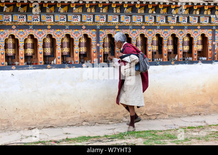 Man spinnen Gebetsmühlen an kyichu Lhakhang in Paro, Bhutan, Oktober 2014. Stockfoto