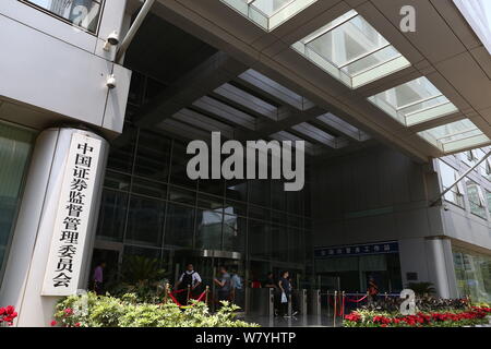 ---- Leute besuchen das Hauptquartier der China Securities Regulatory Commission (CSRC) in Peking, China, 6. Juni 2016. Die China Securities Regula Stockfoto